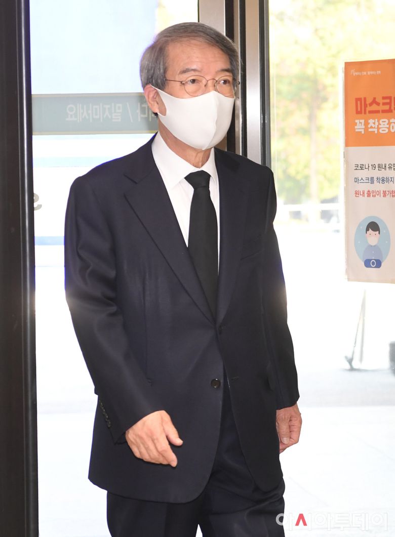 정운찬 KBO총재가 27일 고 이건희 삼성그룹 회장의 빈소가 마련된 서울 강남구 서울삼성병원 장례식장에 들어서고 있다. /사진공동취재단