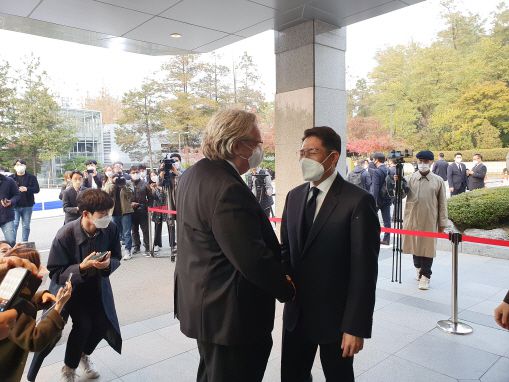 조현준 효성그룹 회장이 제프리 존슨 주한미국상공회의소 이사장과 조문 후 악수를 나누며 대화를 나누고 있다./공동취재단