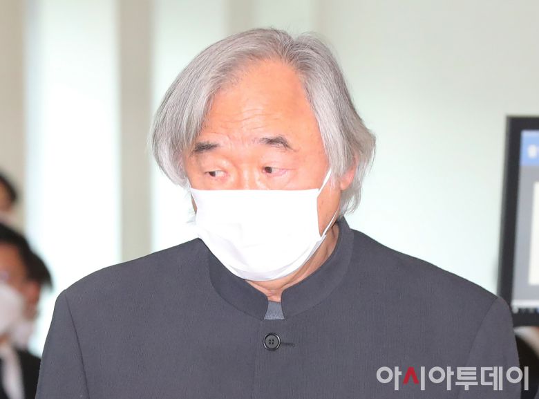 피아니스트 백건우가 27일 오후 서울 강남구 삼성서울병원 장례식장에 마련된 고 이건희 삼성그룹 회장의 빈소를 조문한 뒤 나서고 있다. /사진공동취재단