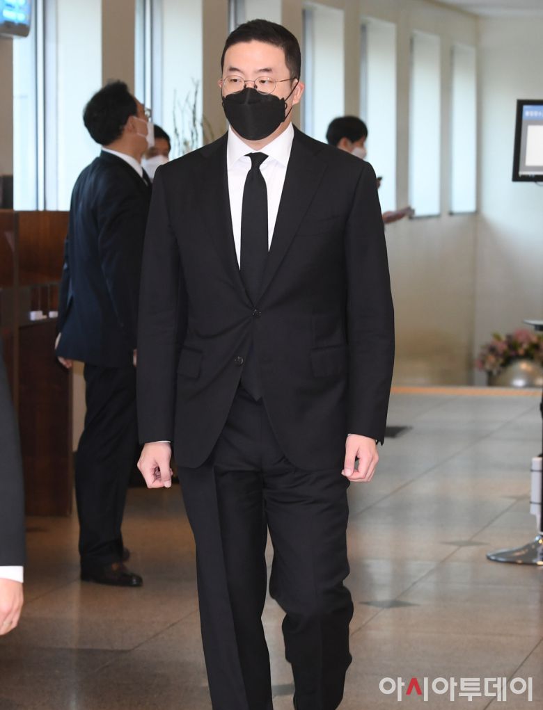 구광모 LG그룹 회장이 27일 서울 강남구 삼성서울병원 장례식장에 마련된 고 이건희 삼성그룹 회장의 빈소에서 조문을 마치고 떠나고 있다. /사진공동취재단