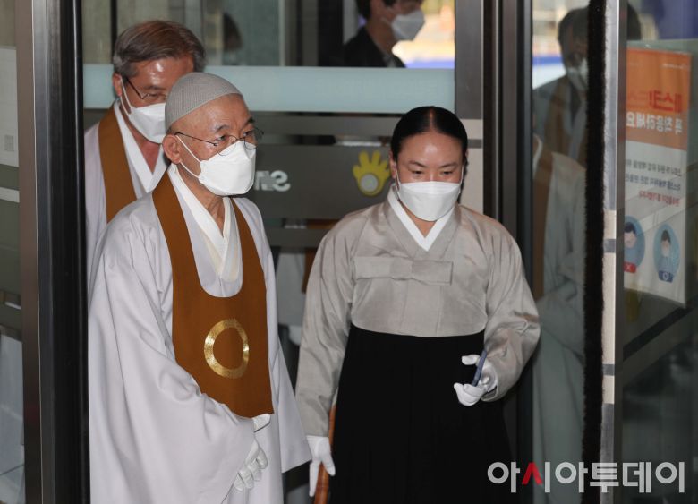 원불교 최고지도자인 전산 김주원 종법사가 27일 고 이건희 삼성그룹 회장의 빈소가 마련된 서울 강남구 서울삼성병원 장례식장에 들어서고 있다. /사진공동취재단