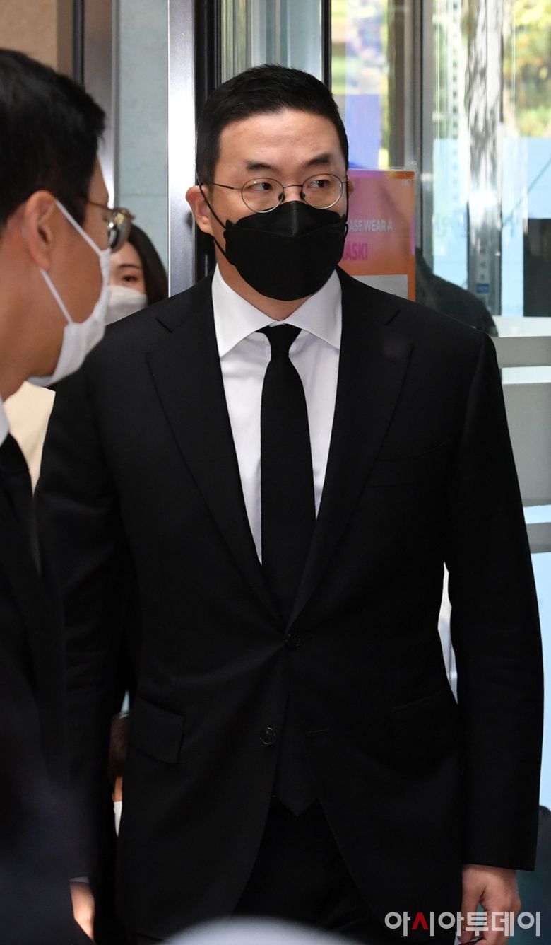 구광모 LG 회장이 27일 고 이건희 삼성그룹 회장의 빈소가 마련된 서울 강남구 서울삼성병원 장례식장에 들어서고 있다. /사진공동취재단