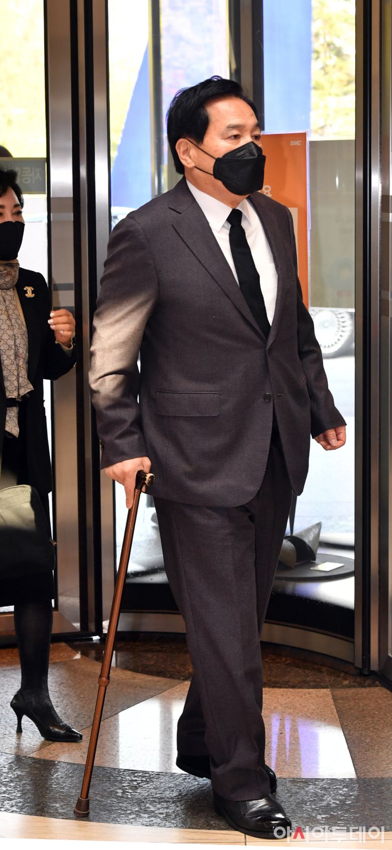 심재철 전 의원이 27일 고 이건희 삼성그룹 회장의 빈소가 마련된 서울 강남구 서울삼성병원 장례식장에 들어서고 있다. /사진공동취재단