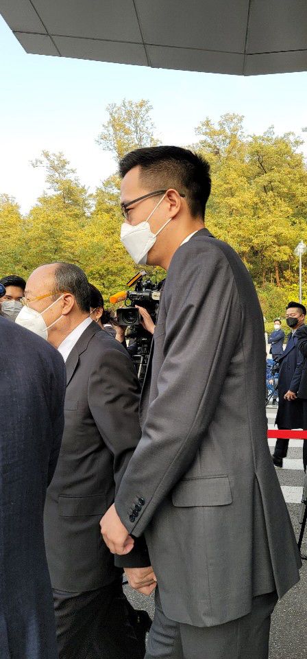 김동선 전 한화건설 팀장(오른쪽) 손을 꼭 쥔 김승연 한화그룹 회장이 26일 고(故) 이건희 삼성그룹 회장의 빈소가 마련된 삼성서울병원 장례식장에서 조문을 마치고 취재진의 질문을 받고 있다. /최서윤 기자