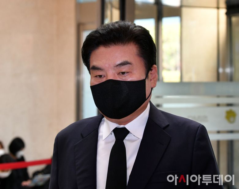 원유철 전 의원이 27일 고 이건희 삼성그룹 회장의 빈소가 마련된 서울 강남구 서울삼성병원 장례식장에 들어서고 있다. /사진공동취재단