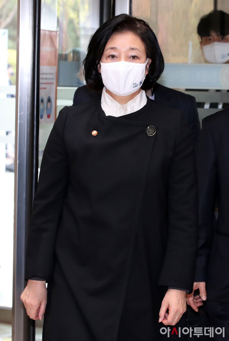 박영선 중소벤처기업부 장관이 27일 오후 고 이건희 삼성그룹 회장의 빈소가 마련된 서울 강남구 서울삼성병원 장례식장에 들어서고 있다. /사진공동취재단