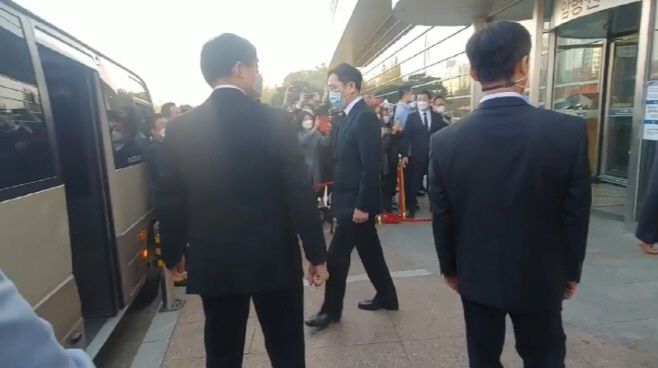 28일 서울삼성병원 암센터에서 고 이건희 삼성 회장의 영결식이 엄수됐다. 이재용 삼성전자 부회장이 영결식을 마치고 이동하고 있다. /홍선미 기자