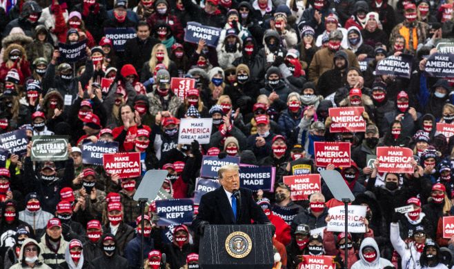 도널드 트럼프 미국 대통령이 27일(현지시간) 미시간주 랜싱에서 선거 유세를 하고 있다./사진=랜싱 AP=연합뉴스