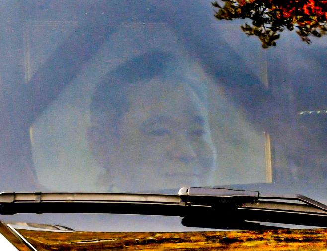 고(故) 이건희 삼성그룹 회장 발인식이 열린 28일 오전 서울 강남구 삼성서울병원 장례식장에서 고인의 운구차량 앞 조수석에 고인의 영정이 보이고 있다. /사진공동취재단