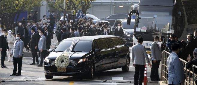고(故) 이건희 삼성그룹 회장 발인식이 28일 오전 서울 강남구 삼성서울병원 장례식장에서 열렸다. 운구차가 장례식장을 빠져나오고 있다. /공동취재단