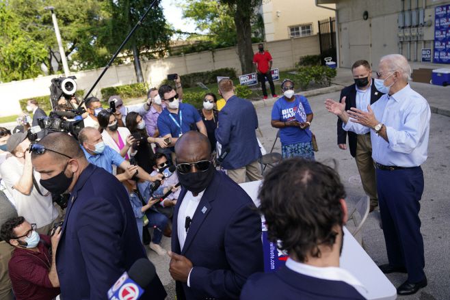 조 바이든 미국 민주당 대선후보가 29일 플로리다주 포트 로더데일의 선거 캠프 앞에서 지지자들과 대화를 하고 있다./사진=포트 로더데일 AP=연합뉴스