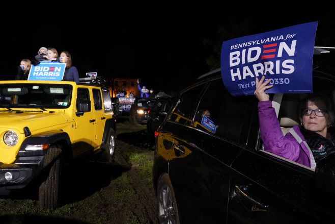 조 바이든 미국 민주당 대선후보 지지자들이 1일(현지시간) 펜실베이니아주 필라델피아의 한 공원에서 진행된 바이든 후보의 ‘드라이브 인’ 선거 유세에 참석하고 있다./사진=필라델피아 AP=연합뉴스