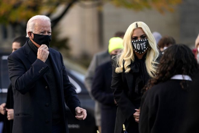 조 바이든 미국 민주당 대선후보와 팝스타 레이디 가가가 2일(현지시간) 펜실베이니아주 피츠베그에서 선거 운동을 하고 있다./사진=피츠버그 AP=연합뉴스