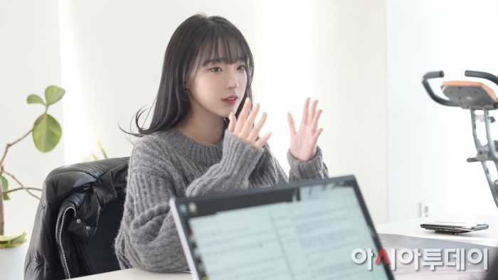 - PC방 사진을 SNS에 올리고, 최근에는 로드모바일 방송도 했다. 게임을 좋아하는 것 같은데, 어떤 게임 좋아하나일을 시작하고 게임을 많이 하지 못하지만 과거에는 좋아하기도 하고 많이 했다. 메이플스토리, 서든어택, 블레이드앤소울, 검은사막, 마비노기 영웅전도 꽤 오래 했다. 새로 나온 게임이 있으면 친구들과 몰려가면서 즐길 정도로 좋아했다.주로 커스터마이징을 하는 게임을 즐겨했다. 여자 캐릭터를 키우는 것을 좋아한다. 지갑전사이기도 하다.(웃음) 게임에는 진지한 편이다. 각을 잡은 자세로 게임을 하고, 공략도 다 봐야 직성이 풀린다. 최근에는 '로드모바일'이나 '어몽어스'도 했었고 '리그오브레전드 와일드리프트'도 배우고 있다.- 벤텀의 모바일 게임 '그라비아 사천성: 강인경편'이 출시됐다. 자신의 이름을 내세운 첫 게임인데 소감은? 무척 신기했고 새로운 업적을 쌓는 느낌이 들었다. 어려웠지만 재밌다. 그라비아 사천성은 유료 사진이나 미공개 화보를 컬렉션할 수 있는 재미가 있다.- 개인방송을 활발하게 하고 있는데 반응은 어떤지현재 회사 채널을 통해서 개인방송을 진행하고 있다. 익숙치 않아서 그런지 시청자들과 소통하는 동시에 게임을 플레이하는 게 어렵다. 그래도 로드모바일 방송은 소통도 잘되고 시청자들과 '으쌰으쌰'하며 잘됐다고 생각한다. 최근에는 방송에서 공포 게임을 플레이했는데 졸았다. 공포 게임을 무서워하지 않는다는 것을 처음으로 알게 됐다.(웃음) 시청자수는 매번 다르다. 갈수록 많아지는 것 같기도 한데, 공포 게임을 할 때는 별로 없었다. RPG(역할수행게임) 장르를 많이 하고 싶다. 게임을 하면서 시청자들과 대화도 많이 나누고 싶다. 리그오브레전드 와일드리프트를 설치했는데, 모델 친구들과 친한 언니와 하고 있다. 너무 어려워 충격적이었다.(웃음) 열심히 해서 잘하게 되면 방송에서 보여주겠다.