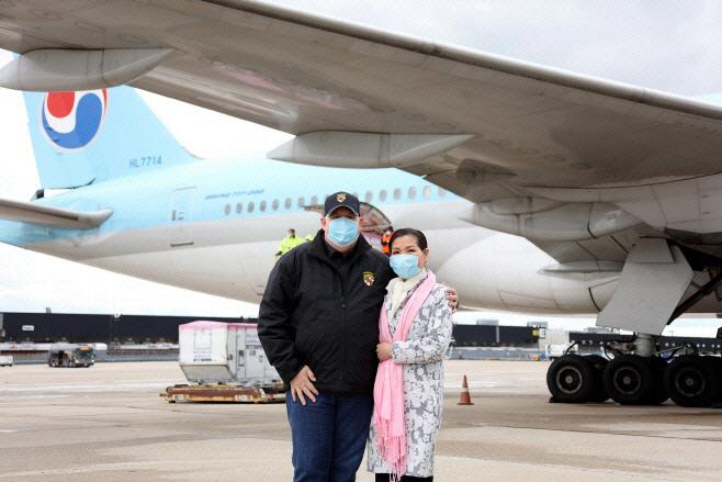 래리 호건 미국 메릴랜드주 지사 부부가 4월 18일(현지시간) 메릴랜드주 볼티모어·워싱턴국제공항에서 랩지노믹스사의 신종 코로나바이러스 감염증(코로나19) 진단키트를 실은 대한항공 앞에서 사진을 찍고 있다./사진=카타 홀 메릴랜드주 부대변인 트위터