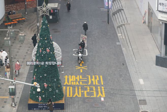 수도권 사회적 거리두기가 2단계로 격상된 24일 서울 명동 거리가 한산한 모습이다. / 사진=연합뉴스
