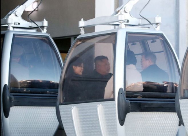 2018년 9월 평양 남북정상회담 당시 문재인 대통령과 김정은 위원장 내외가 백두산 천지로 이동할 때 탄 케이블카도 오스트리아를 통해 불법적으로 밀수한 것이라고 블룸버그통신이 5일(현지시간) 전했다./사진=연합뉴스