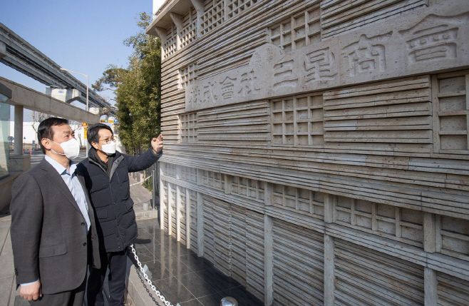 노태문 삼성전자 무선사업부 사장(왼쪽)이 21일 대구시 중구 인교동에 있는 삼성상회 옛터를 관계자와 함께 둘러보고 있다. /제공=삼성전자