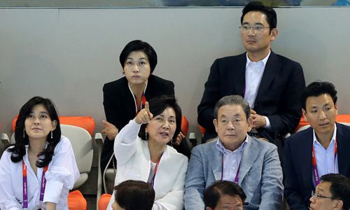 이건희 회장의 상속인들이 내야 할 상속세가 주식과 부동산 등을 모두 포함해 12조원을 웃돌 것으로 관측된다. 지난 2012년 7월 29일 이건희 회장 가족이 영국 런던 올림픽파크의 아쿠아틱스 센터에서 열린 2012 런던올림픽 남자 자유형 400ｍ 결승을 참관하고 있는 모습. /연합