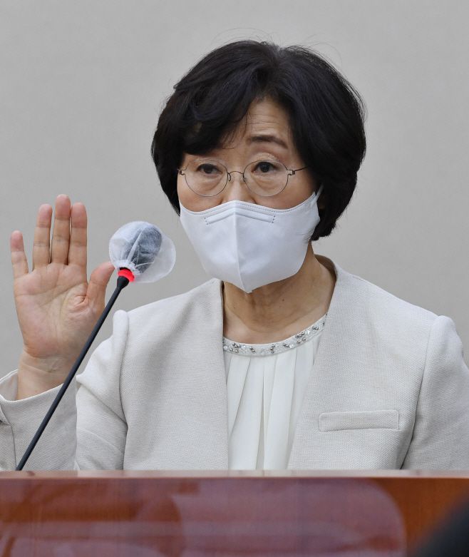 정영애 여성가족부장관 후보자가 24일 국회에서 열린 인사청문회에서 선서하고 있다. / 연합뉴스