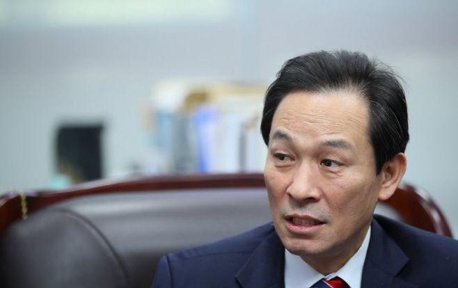 우상호 더불어민주당 의원이 지난 2020년 12월 14일 국회 의원회관에서 인터뷰를 하고 있다. /연합뉴스