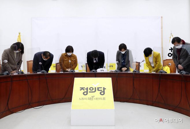 김윤기 정의당 당대표 직무대행과 이은주, 배진교, 류호정 의원 등 참석자들이 26일 국회에서 열린 전략협의회에서 김종철 전 대표 성추행 사건에 대해 사과하고 있다./이병화 기자photolbh@