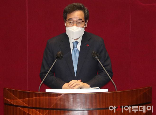 이낙연 더불어민주당 대표가 2일 국회에서 열린 본회의에서 교섭단체 대표연설을 하고 있다. /이병화 기자