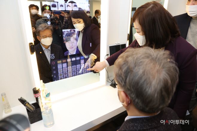 권칠승 중기부 장관이 5일 서울 마포 드림스퀘어에 있는 스마트드림스토어에서 스마트미러를 체험하고 있다./제공=중기부