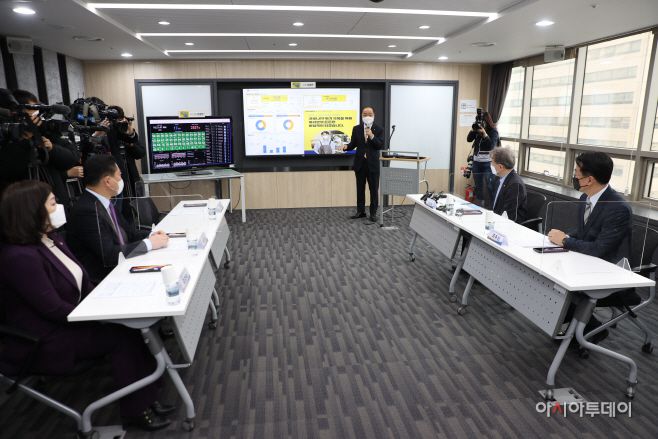 권칠승 중기부 장관이 서울 마포 드림스퀘어에서 조봉환 소상공인진흥공단 이사장에게 소상공인 버팀목 자금 집행현황을 브리핑 받고 있다./제공=중기부