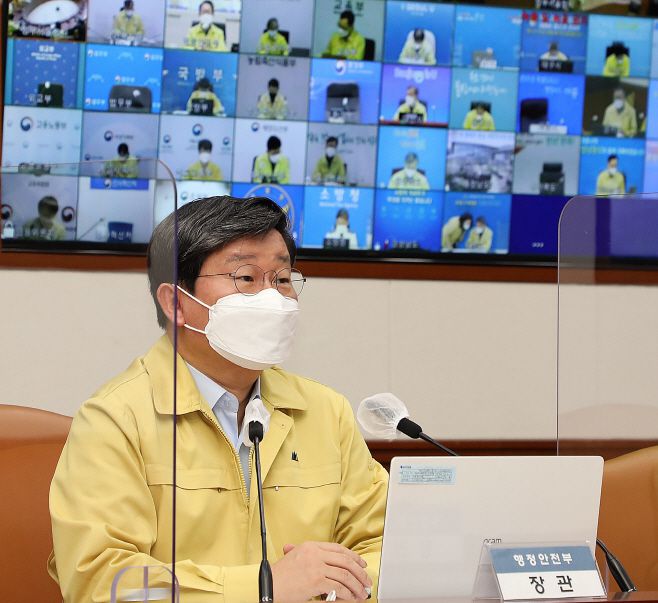 전해철 중앙재난안전대책본부 2차장(행정안전부 장관)이 지난달 30일 정부서울청사에서 열린 ‘코로나19 대응 중대본 회의’에서 발언을 하고 있다. /제공=행정안전부