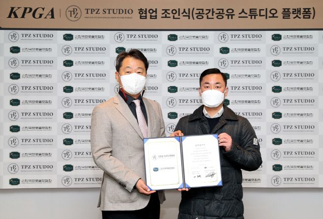 9일 경기 성남시 KPGA빌딩에서 열린 KPGA-TPZ 업무협약식에서 KPGA 한종윤 상근 부회장(왼쪽)과 TPZ 이종훈 대표이사가 기념촬영하고 있다. /제공=KLPGA