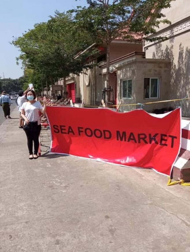 미얀마 최대 도시 양곤에 위치한 미얀마 주재 중국대사관 앞에 시위대가 ‘해산물 가게’란 현수막을 걸어놓고 항의하고 있다. 이는 앞서 미얀마 군부에 시위대 탄압을 위한 무기나 IT통신장비를 중국이 제공했다는 의혹에 “해산물을 실은 정기항공”이었다고 해명한 중국 측을 비판한 것이다./사진=SNS캡쳐 갈무리