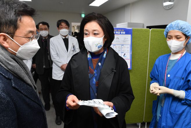 박영선 전 중소벤처기업부장관이 지난 18일 오후 서울 중구 중앙예방접종센터를 방문해 주사기를 들고 박성준 더불어민주당 의원(중구성동구을)과 대화하고 있다. / 국회사진취재단