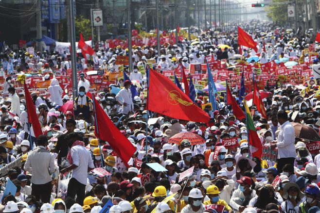 조 바이든 미국 행정부가 미얀마 문제 등을 논의하기 위해 동남아국가연합(ASEAN·아세안)과 외교장관 회의 개최를 타진하고 있다고 니혼게이자이(日本經濟)신문(닛케이)이 22일 보도했다. 사진은 군부 쿠데타에 반대하는 미얀마 시민들이 이달 만달레이 기차역 인근에서 항의 시위를 하고 있는 모습./사진=만달레이 AP=연합뉴스