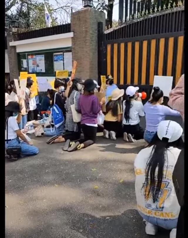 지난 19일 미얀마 양곤에 위치한 미얀마 주재 한국대사관 앞에서 무릎을 꿇고 한국어와 한국어가 쓰인 피켓으로 “미얀마의 민주주의 회복을 위해 한국이 도와달라”고 호소하고 있는 시민들의 모습./사진=SNS캡쳐 갈무리