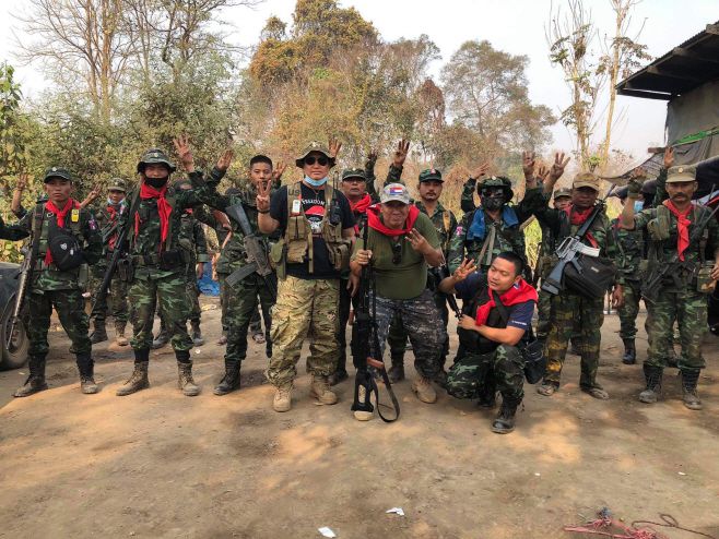 군부 쿠데타를 규탄하는 미얀마의 시민불복종운동(CDM) 지원에 나선 카렌민족해방군(KNLA)가 저항의 상징인 ‘세 손가락 경례’를 하고 있는 모습./사진=SNS캡쳐 갈무리