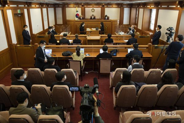 임성근 전 부산고법 부장판사의 탄핵 심판 변론 준비기일인 24일 오후 주심을 맡은 이석태 헌법재판관(왼쪽부터)과 이영진 수명재판관, 이미선 수명재판관이 서울 종로구 헌법재판소 소심판정에서 재판 시작을 기다리고 있다./사진공동취재단