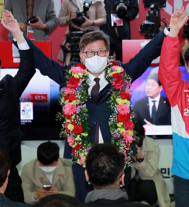박형준 국민의힘 부산시장 후보가 지난 7일 오후 부산진구 선거사무소에서 당선이 확실시되자 두 팔을 번쩍 들고 있다./연합
