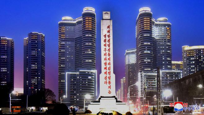 유럽 국가들이 평양주재 대사관 인원 및 활동을 대폭 축소하고, 밀수·미사일 개발 경계를 강화하는 등 대북정책에서 강경 입장을 명확히 하고 있다고 니혼게이자이(日本經濟)신문(닛케이) 8일 보도했다. 사진은 북한이 지난 2월 16일 김정일 국방위원장의 생일(광명성절)을 맞아 주민들이 명절을 경축했다고 조선중앙통신이 17일 보도한 것./사진=평양 조선중앙통신=연합뉴스