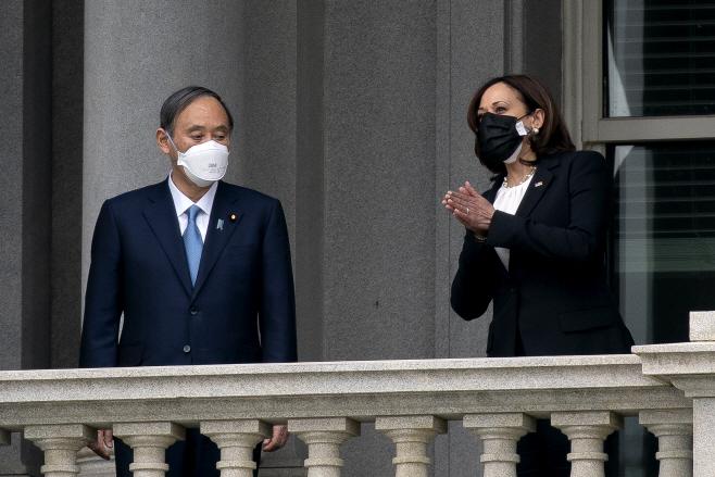 스가 요시히데(菅義偉) 일본 총리와 카멀라 해리스 미국 부통령이  16일(현지시간) 백악관 아이젠하워 행정동 빌딩(EEOB) 발코니에서 대화를 하고 있다./사진=워싱턴 D.C. UPI=연합뉴스