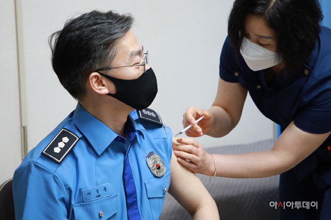 이국종 교수가 아스트라제네카 코로나19 백신을 접종하고 있다.(해경)