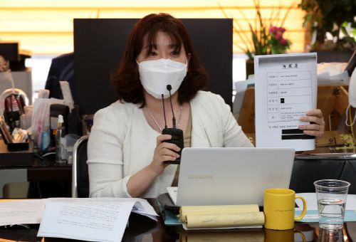 로펌 미투 사건 피해자의 법률대리인인 이은의 변호사가 31일 오전 서울 서초구 사무실에서 기자회견을 열고 녹취록을 공개하고 있다 /연합