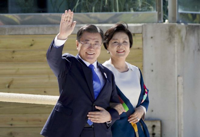 G7 정상회의 참석차 영국을 방문 중인 문재인 대통령이 부인 김정숙 여사와 함께 12일(현지시간) 영국 콘월 카비스베이 해변 가설무대에서 열린 초청국 공식 환영식에 참석하고 있다. / 연합뉴스