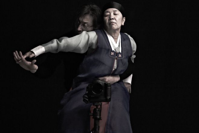 황해도 대동굿 만신 이해경과 사진작가 강영호의 ‘접신과 흡혼’./제공=국립극장