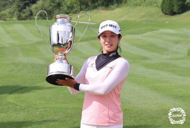 임진희가 27일 경기 포천에 위치한 포천힐스cc에서 열린 ‘BC카드한경 레이디스컵2021’ 최종 라운드 우승 후 기념 촬영을 하고 있다. /제공=KLPGA