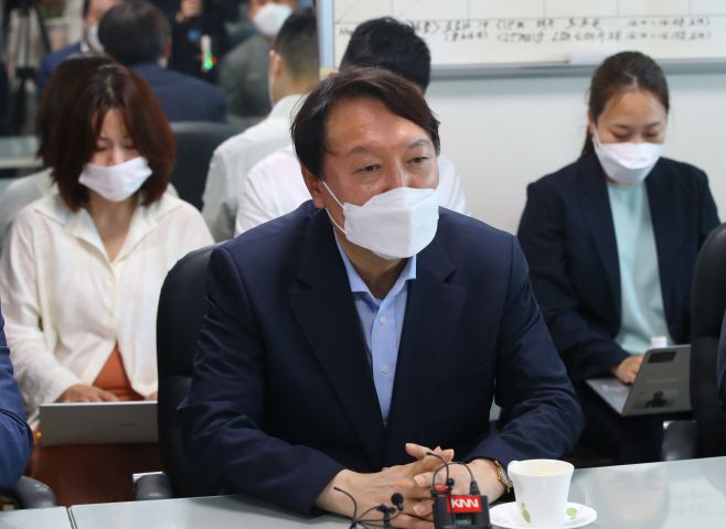 윤석열 전 검찰총장이 27일 오후 부산 중구 자갈치시장을 방문해 상인들과 간담회를 가지고 있다./연합