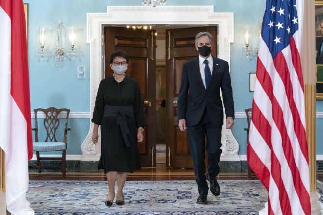 토니 블링컨 미국 국무부 장관(오른쪽)이 3일(현지시간) 워싱턴 D.C. 국무부 청사에서 렌토 마르수디 인도네시아 외무장관과 회담을 마치고 기념사진을 찍기 위해 걸어나오고 있다./사진=워싱턴 D.C. AP=연합뉴스