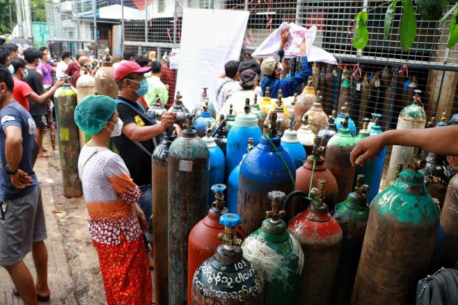 코로나19 상황이 악화하고 있는 미얀마에서 의료용 산소 탱크를 충전하기 위해 기다리고 있는 사람들의 모습./제공=AP·연합