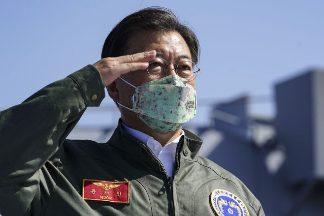 문재인 대통령이 1일 경북 포항 영일만 해상 마라도함에서 열린 제73주년 국군의 날 기념식에서 경례하고 있다. /연합뉴스