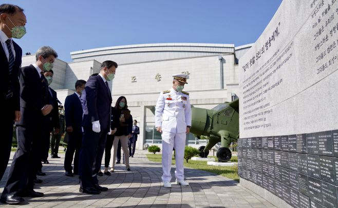 문재인 대통령과 김정숙 여사가 국군의 날인 1일 오전 경북 포항 해병대1사단 부대 내 마린온(MUH-1) 순직자 위령탑을 찾아 유가족과 함께 추모벽을 돌아보고 있다./연합뉴스